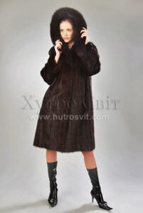 Фото. Хутряне манто - шуби з нутрії - темно-коричневий відтінок нутрії. На капюшоні опушка із песця, регульований рукав за допомогою манжетів. Ціна 6500 грн.|Шубы из нутрии - длинное меховое манто с капюшоном и песцовой опушкой, рукав регулируется манжетами, длина 110 см. Манто из меха нутрии коричневого оттенка.